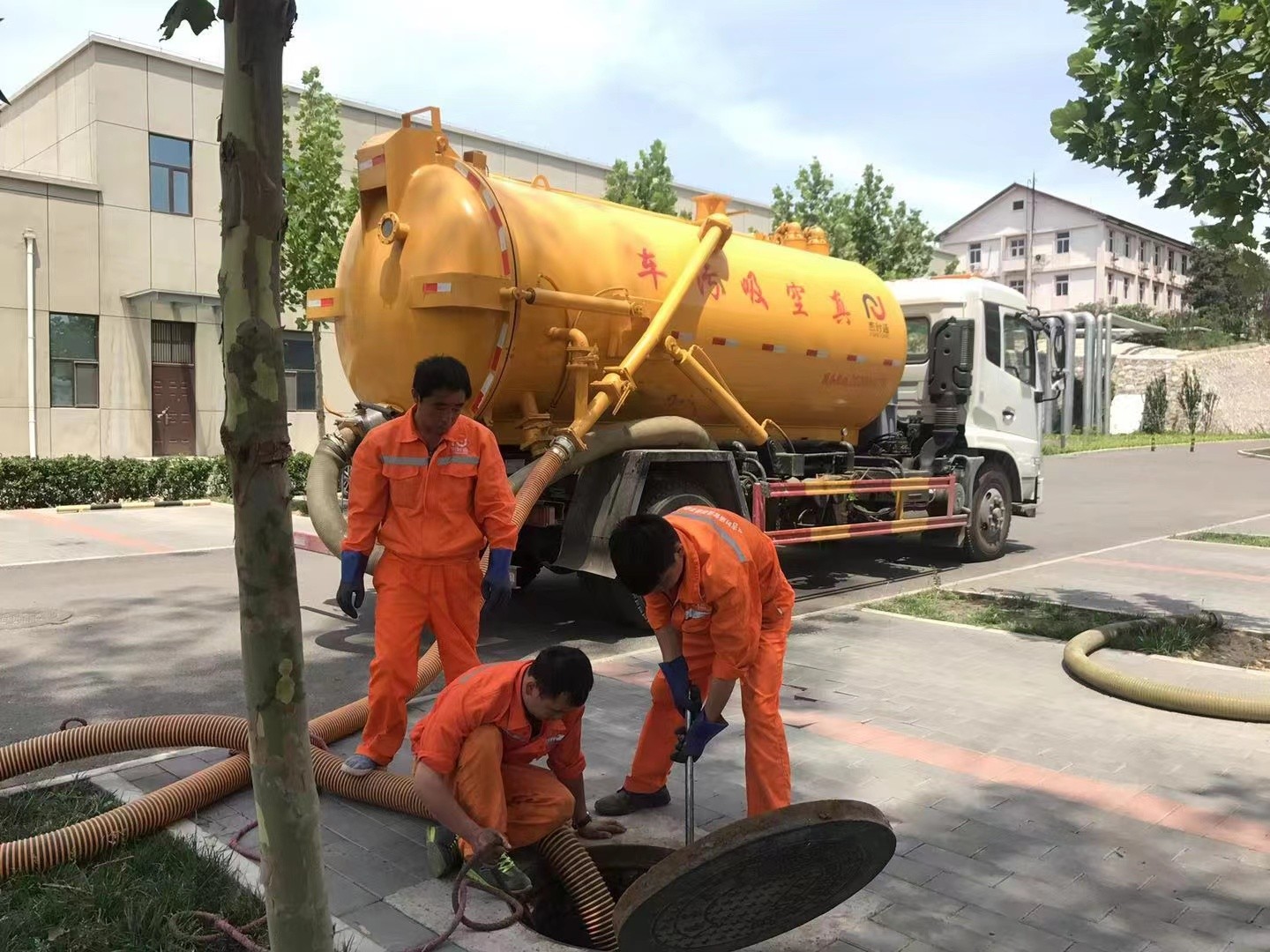 古浪管道疏通车停在窨井附近